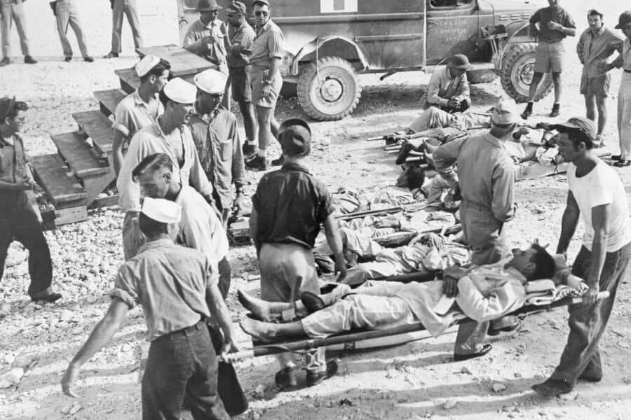 Přeživší z USS Indianapolis na Guamu. (Foto: Getty Images)
