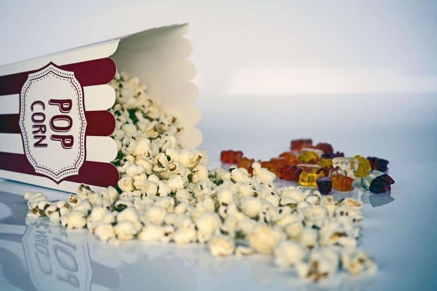 Popcorn a jiné pochutiny vždy dobré ke každému filmu