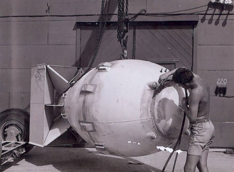 Příprava jaderné bomby Fat Man na tichomořském ostrově Tinian 