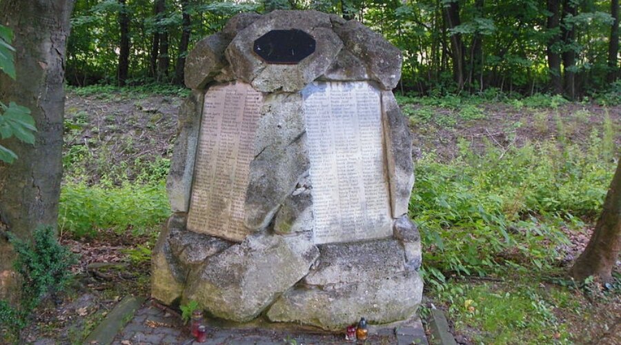 Památník obětem důlního neštěstí na hřbitově v Karviné-Dolech. (Autor: Quar – Vlastní dílo, CC BY-SA 3.0)