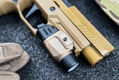 Nestačí jen EDC svítilna: proč má svítilna na zbrani zásadní význam