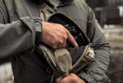 Off-body carry: Jak správně nosit pistoli v ledvince nebo sling bagu