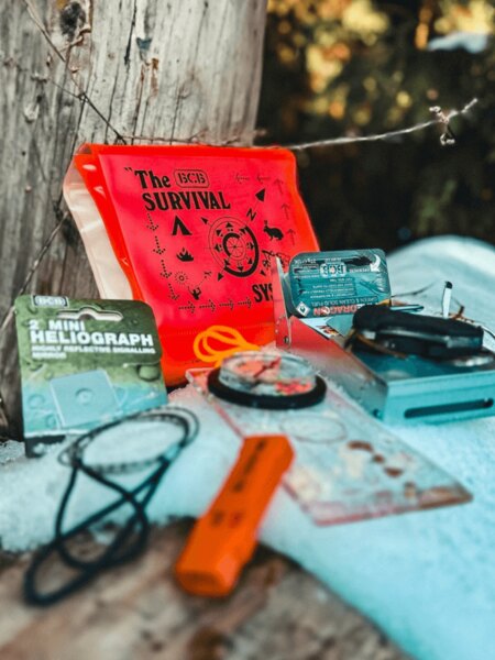 survival kit s vybavením pro orientaci, signalizaci a přežití v terénu. Foto: Rigad