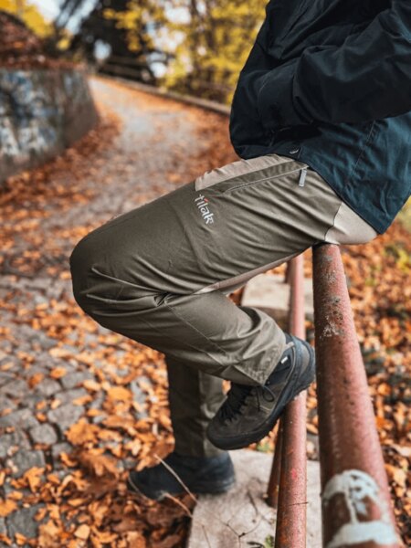 Outdoorové kalhoty Tilak na podzimní vycházce po kamenné stezce. Foto: Rigad