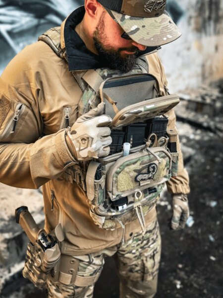 Výbava na hrudním nosiči s admin/medical pouzdrem a pistolí ve stehenním pouzdře. Foto: Rigad