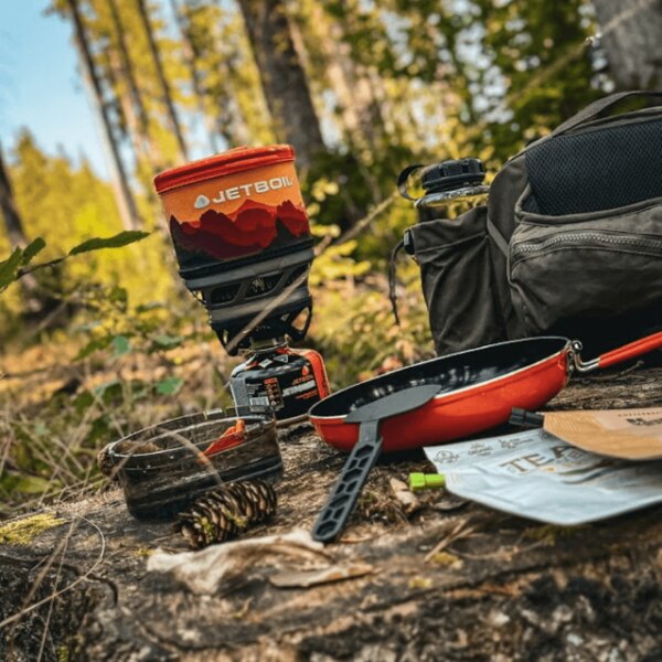 Outdoorový vařič Jetboil s pánví a příslušenstvím v lese. Foto: Rigad