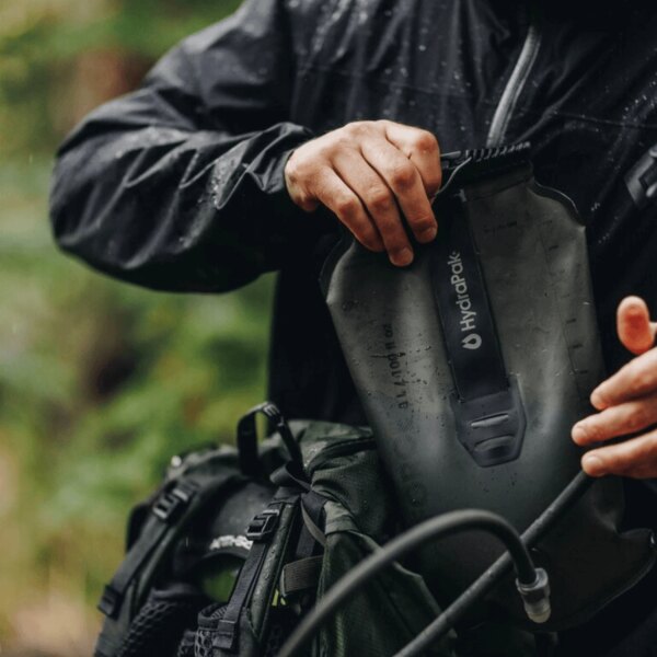 Plnění hydratačního vaku Hydrapak v outdoor podmínkách. Foto: Hydrapak, Rigad