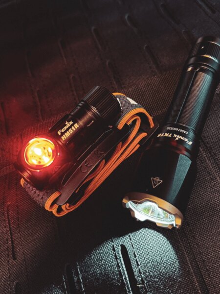 Čelovka Fenix s červeným světlem a taktická ruční LED baterka – ideální kombinace pro noční aktivity. Foto: Rigad