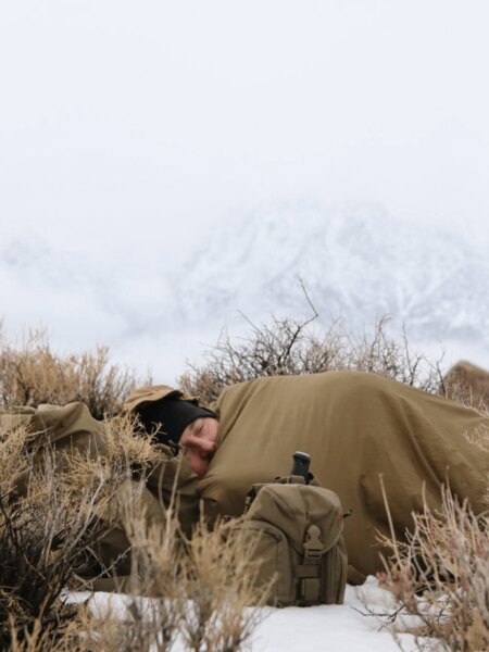 Spaní na sněhu pod přístřeškem – ochrana před větrem a stabilizace tepelného komfortu. Foto: Helikon-Tex, Rigad