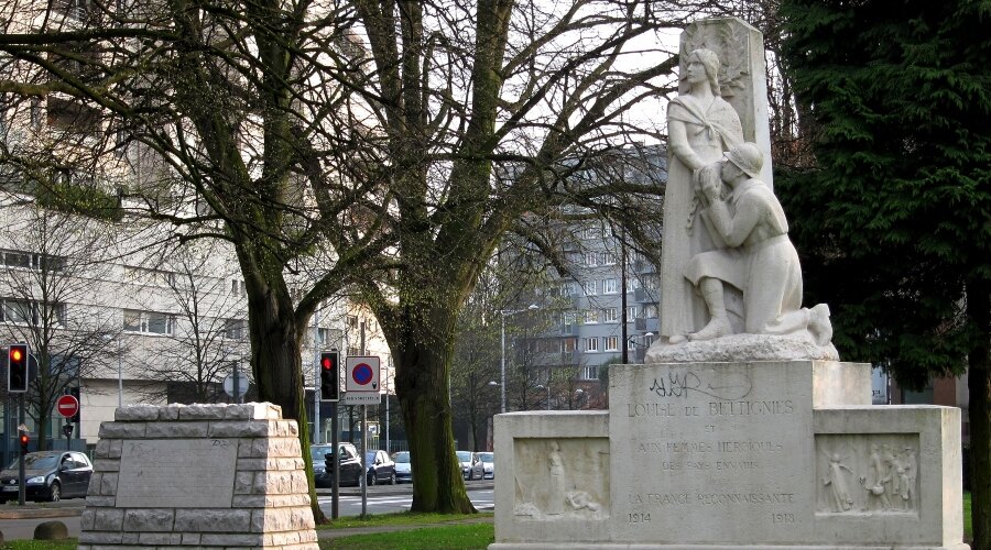 Hrob Louise Marie Jeanne Henriette de Bettignies Begraafplaats Van Saint-Amand-les-Eaux.