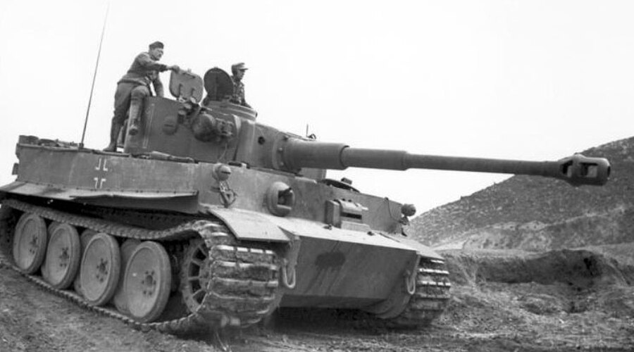 Tank s vojáky