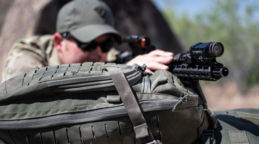 Můž testuje produkt značky First tactical