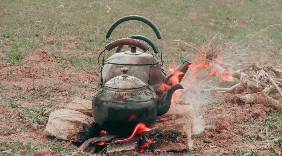 Konvice ohřívající vodu na ohni