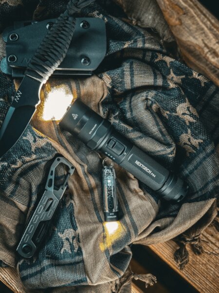 Taktická svítilna P84 NexTorch® na výstroji s nožem ANV a EDC vybavením. Foto: Rigad