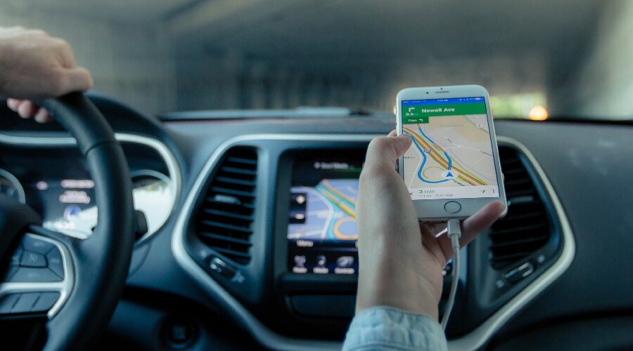 Spolujezdec sleduje cestu na mapě v telefonu