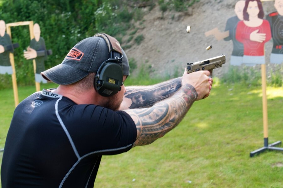 Muž střílí na terč Real Target