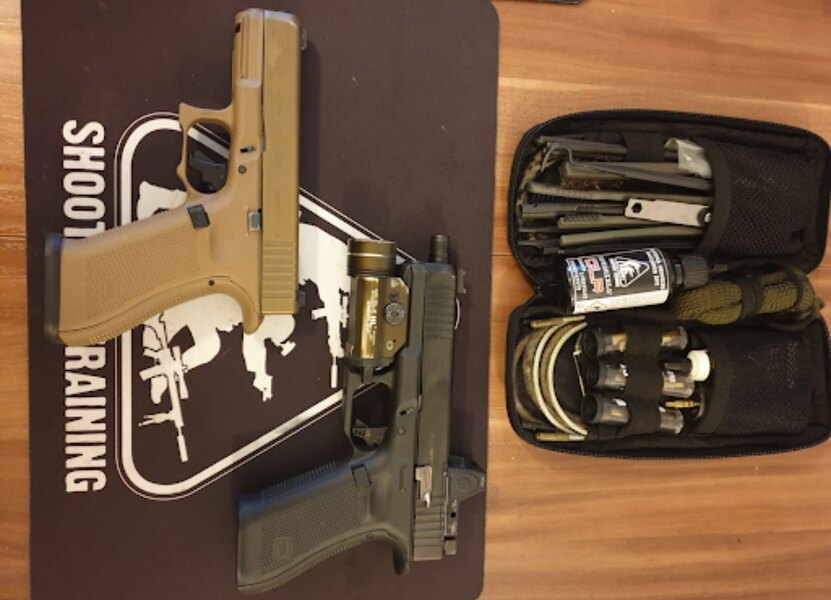 Zbraně Glock a sada na čištění