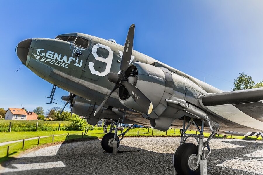Douglas C-47. Zdroj: https://pixabay.com/cs/photos/den-d-letadlo-c-47-normandie-3396668/