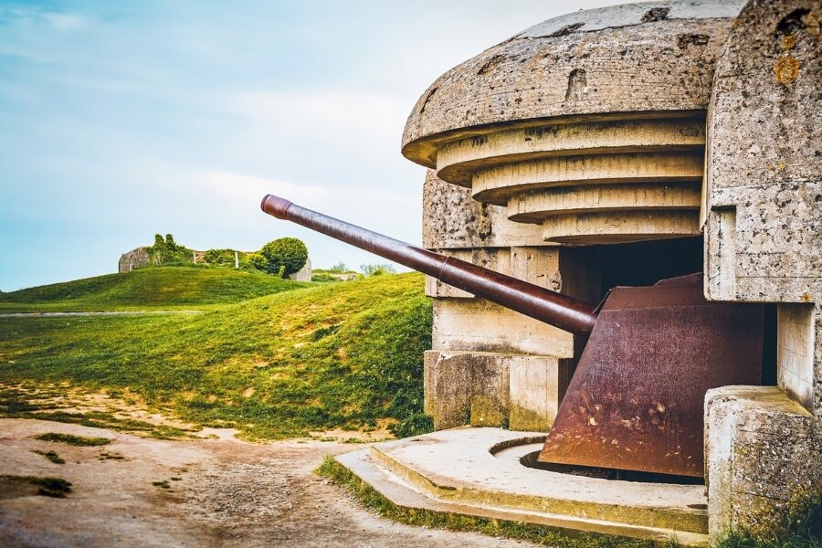 Bunkr v Normandii. Zdroj: https://pixabay.com/cs/photos/n%C4%9Bmec-d%C4%9Blo-baterie-den-d-normandie-3397671/