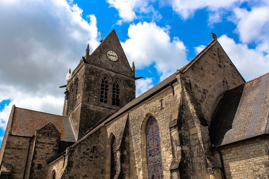 Vež Sainte-Mère-Église. Zdroj: https://pixabay.com/cs/photos/normandie-kostel-den-d-v%C3%BDsadk%C3%A1%C5%99i-2719469/