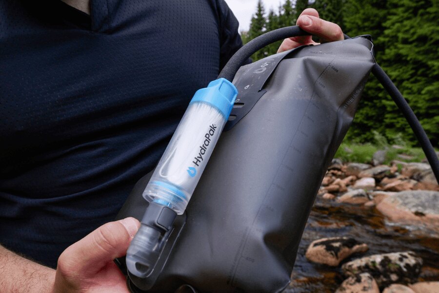 Filtr HydraPak připojený k vakovému systému pro filtraci vody v terénu. Foto: Rigad