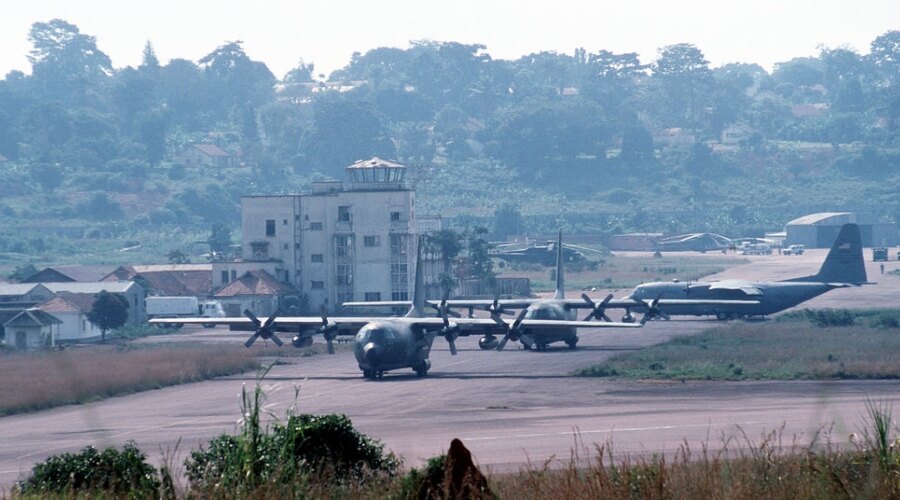 Letouny C-130 na mezinárodním letišti Entebbe. Zdroj: https://commons.wikimedia.org/wiki/File:Entebbe_Airport_DF-ST-02-03033.jpg