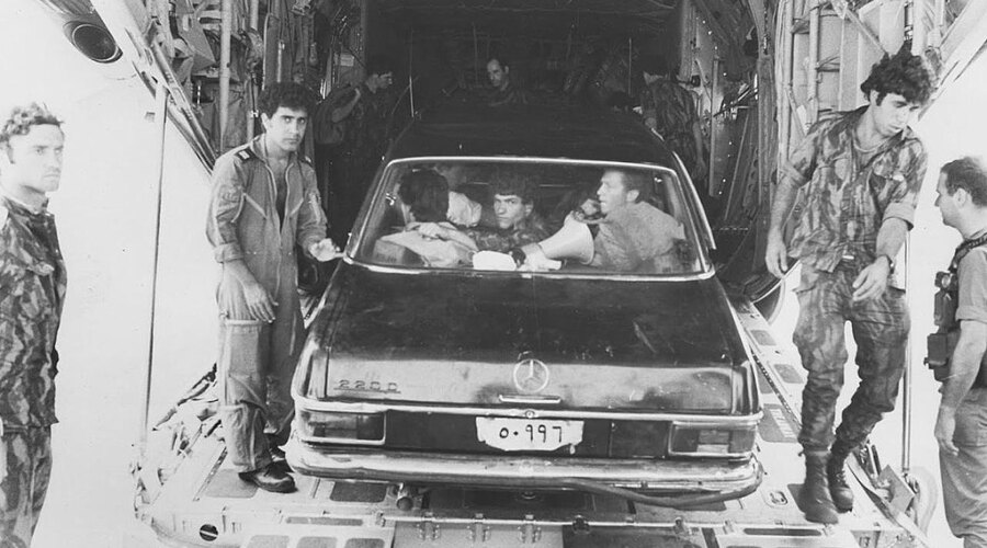 Příslušníci Sayeret Matkal v mercedesu, kterým měli oklamat ostrahu letiště v Ugandě. Zdroj: https://commons.wikimedia.org/wiki/File:Operation_Thunderbolt._IV.jpg
