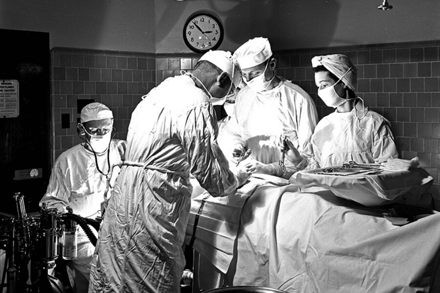 Druhoválečná polní nemocnice. Zdroj: https://commons.wikimedia.org/wiki/File:Army_Hospital_Operating_Room,_Pepperell_Manufacturing_Company_(11179190325).jpg