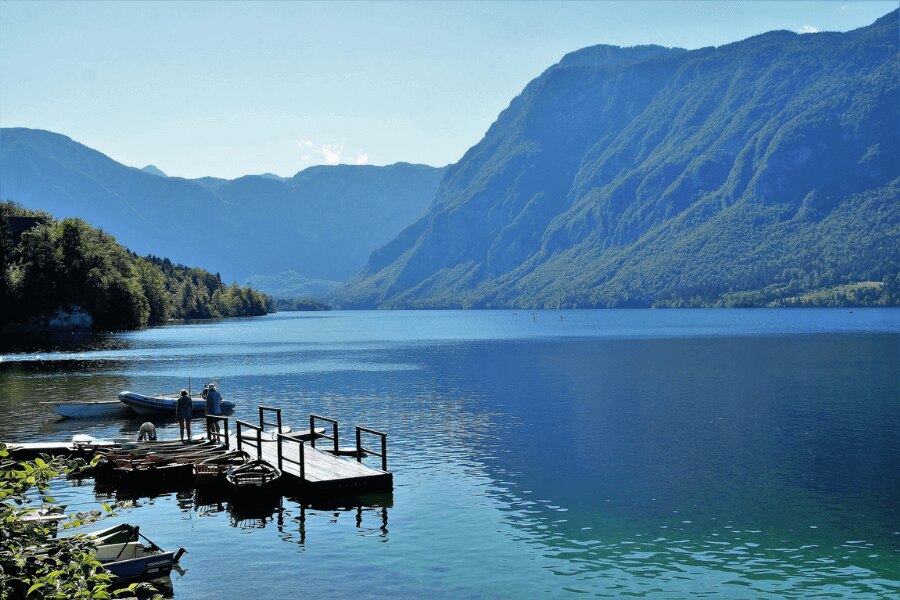 jezero Bohinj. Zdroj: https://pixabay.com/cs/photos/jezero-bohinj-bohinj-vodn%C3%AD-sporty-2554799/