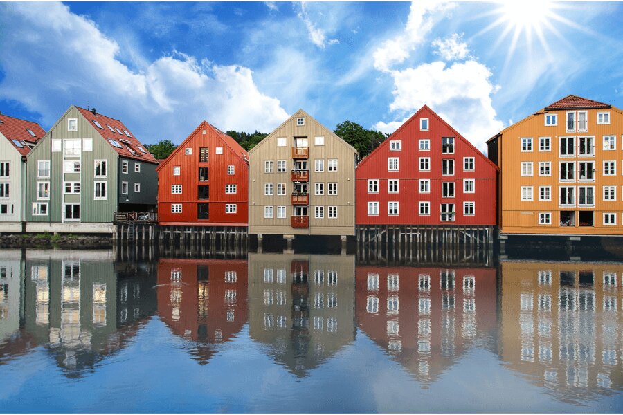Trondheim. Zdroj: https://pixabay.com/cs/photos/trondheim-norsko-domy-barvy-2218116/