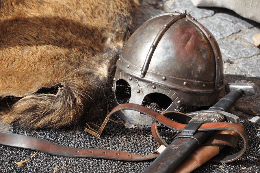 středověk, brnění, taktický opasek. Zdroj: pexels
