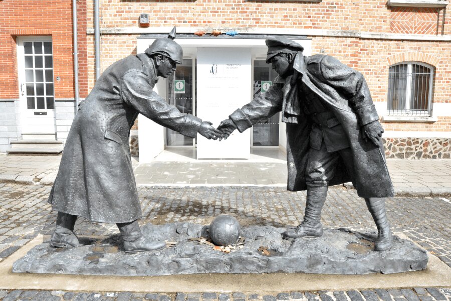 Památník vánočního příměří v belgickém Mesenu. Zdroj: https://upload.wikimedia.org/wikipedia/commons/thumb/3/38/Christmas_Truce_-_Mesen.jpg/640px-Christmas_Truce_-_Mesen.jpg