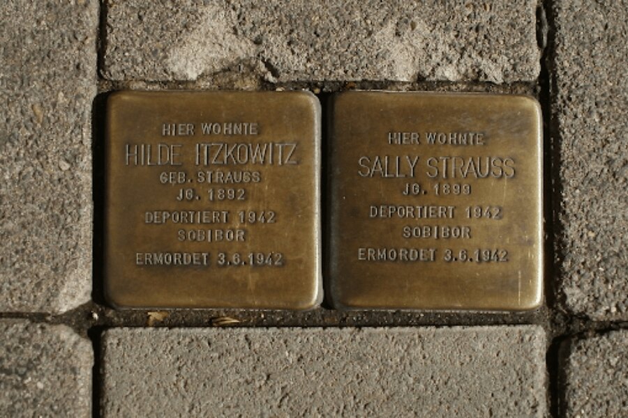 památník obětí holocaustu. Zdroj: https://pixabay.com/cs/photos/pam%C4%9Btn%C3%AD-holocaustu-stolpersteine-837783/