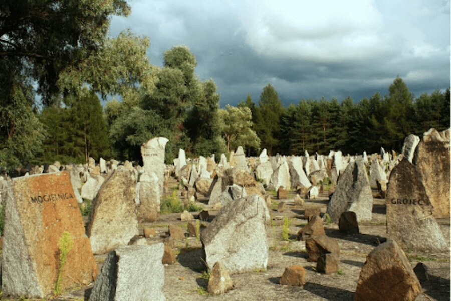 památník v treblince. Zdroj: https://pixabay.com/cs/photos/polsko-treblinka-koncentra%C4%8Dn%C3%AD-t%C3%A1bor-1829199/
