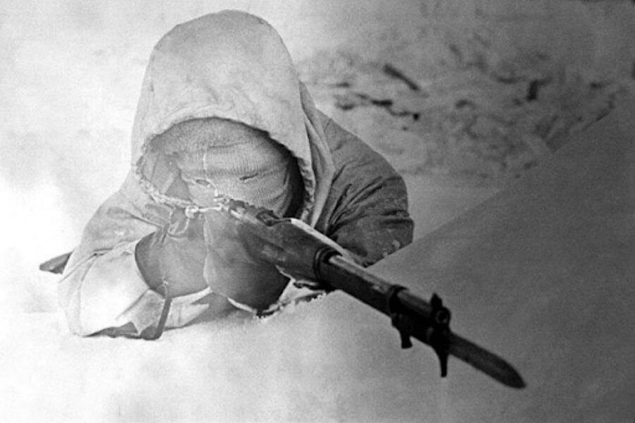 Simo Häyhä, odstřelovač, zimní válka. Zdroj: Neznámý autor, vydáno před rokem 1966, https://commons.wikimedia.org/wiki/File:Camouflaged_simo_hayha.jpg