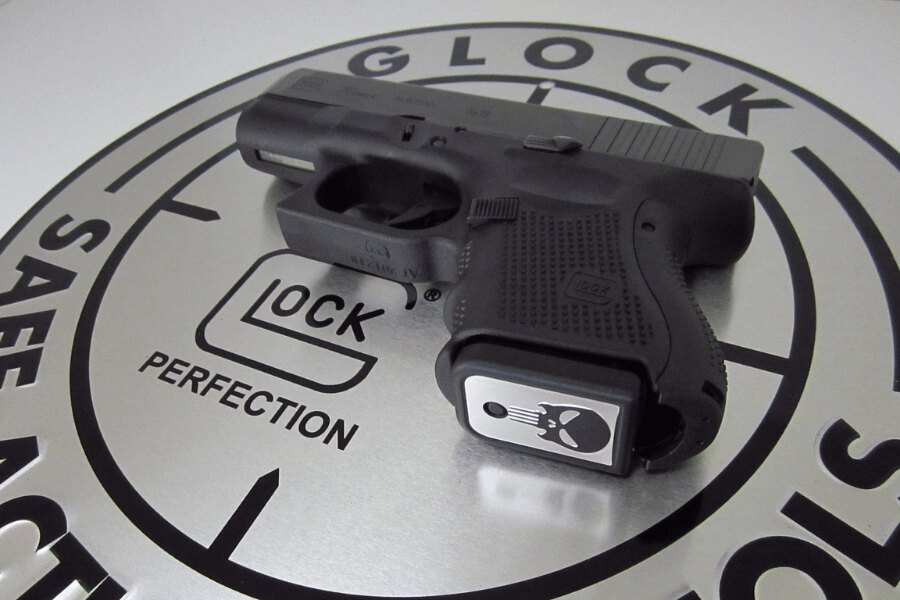 pistole Glock. Zdroj: https://pixabay.com/cs/photos/zbra%C5%88-pistole-glock-glock-26-2102396/