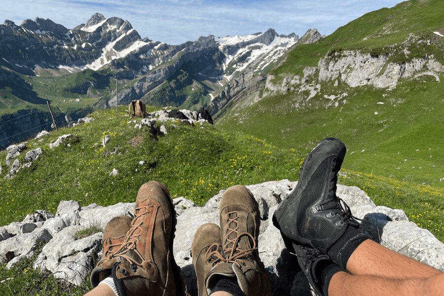 turistické boty a hory v pozadí. Zdroj: Rigad