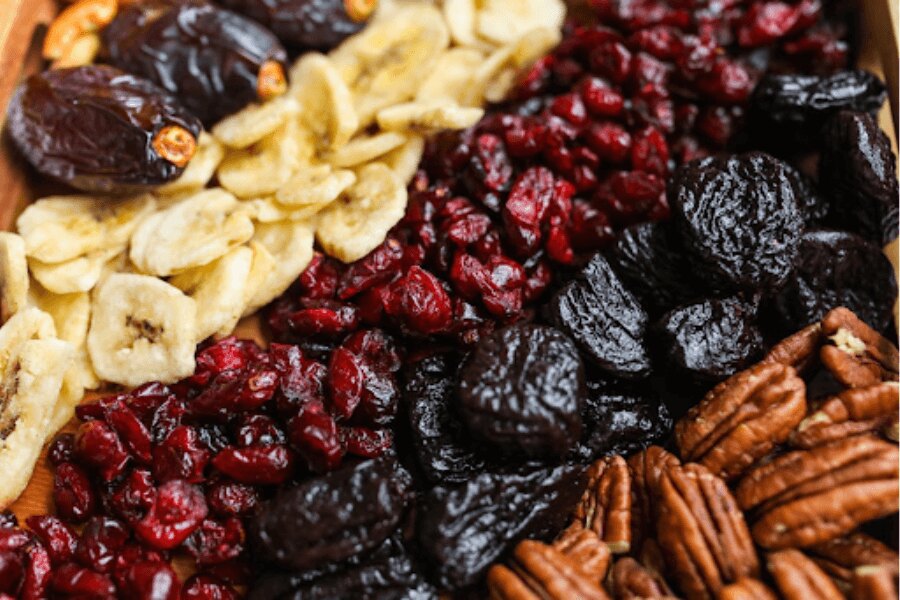 sušené ovoce, různé druhy. Zdroj: https://www.pexels.com/cs-cz/foto/suchy-ovoce-matice-orisky-3872425/