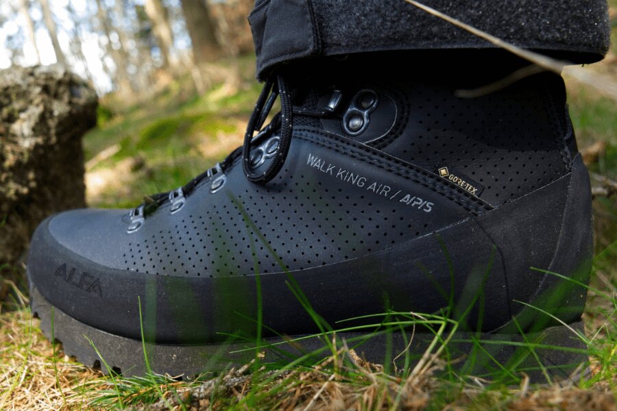 Trekové boty Walk King Air A/P/S/ Gore-Tex Alfa zblízka v lese. Zdroj: Rigad