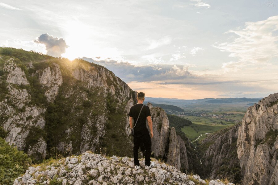 Muž na horách za úsvitu. Zdroj: https://www.pexels.com/cs-cz/foto/1340317/