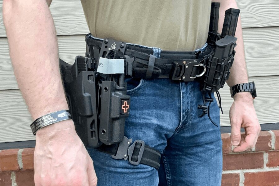 Opasek Magnetix Battle Belt Agilite Gear s holsterem, pistolí a zásobníky. Zdroj: agiliteinternational.com