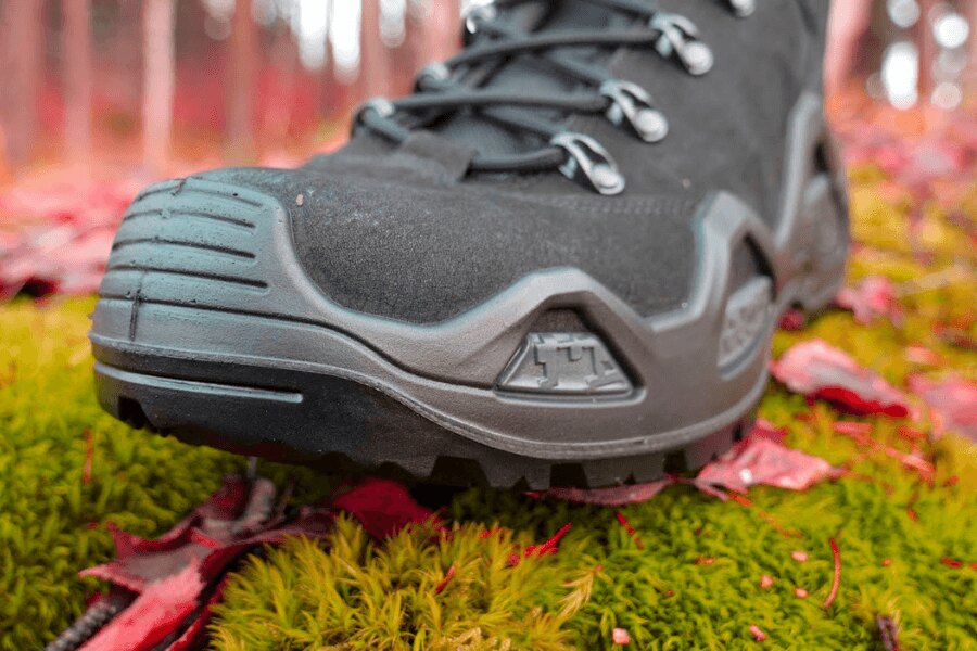 Treková bota - detail špičky. Zdroj: Rigad
