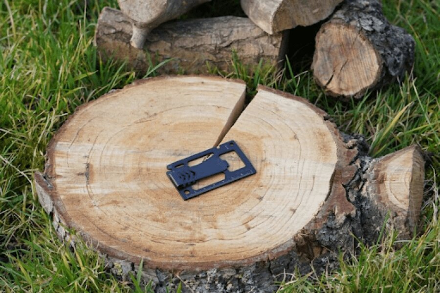 Survival destička s money klipem Fosco. Zdroj: Rigad.cz