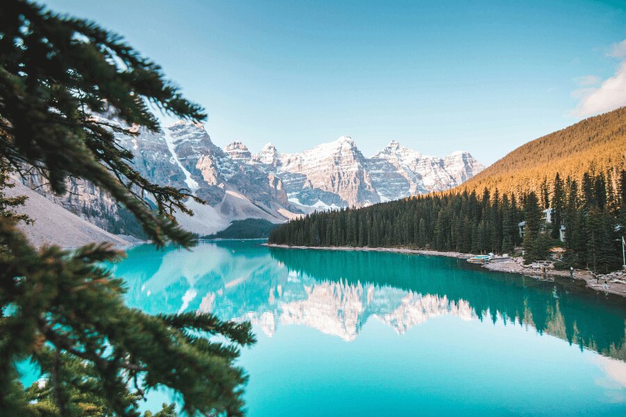Canadian nature, clear blue lake. Zdroj: https://www.pexels.com/cs-cz/foto/krajina-hory-priroda-dovolena-2662116/