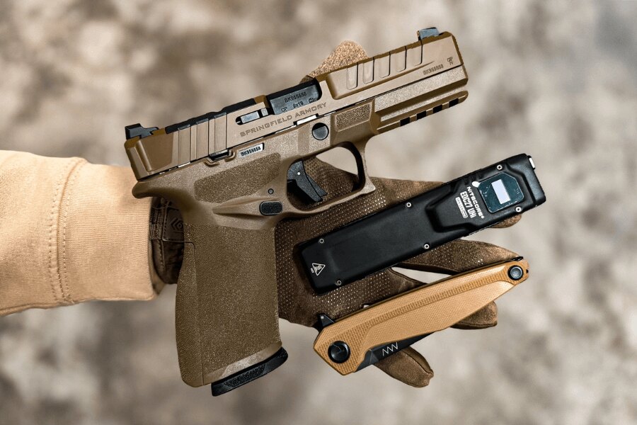 Moderní krátká palná zbraň s příslušenstvím ilustrující změny v držení, evidenci a kontrole zbraní podle zákona o zbraních 2026. Foto: Rigad