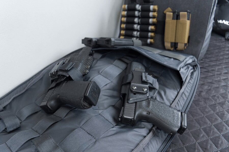 Batoh na zbraně SBR Carrying Helikon-Tex s pistolemi, zásobníky a náboji. Zdroj: Rigad
