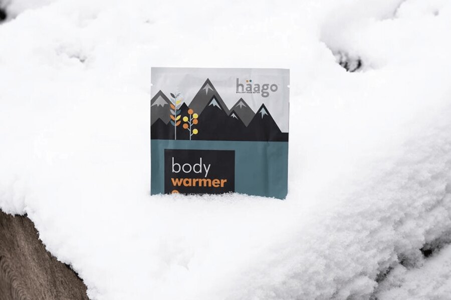 Ohřívač těla Body Warmer Haago ve sněhu. Zdroj: Rigad.cz, Haago.com
