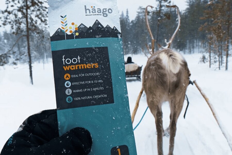 Balení Ohřívač nohou Foot Warmers Haago v zimní krajině za sobím spřežením. Zdroj: Rigad.cz, Haago.com