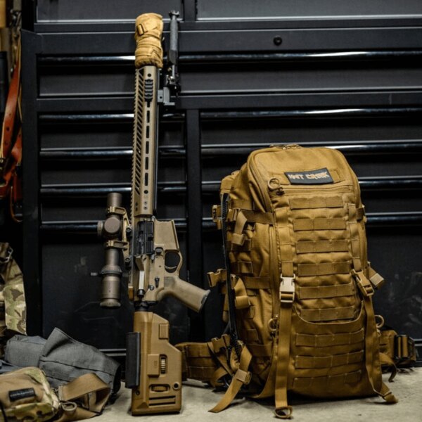Taktický batoh Batoh Mission Assault Eberlestock® a útočná puška. Zdroj: eberlestock.com, Rigad