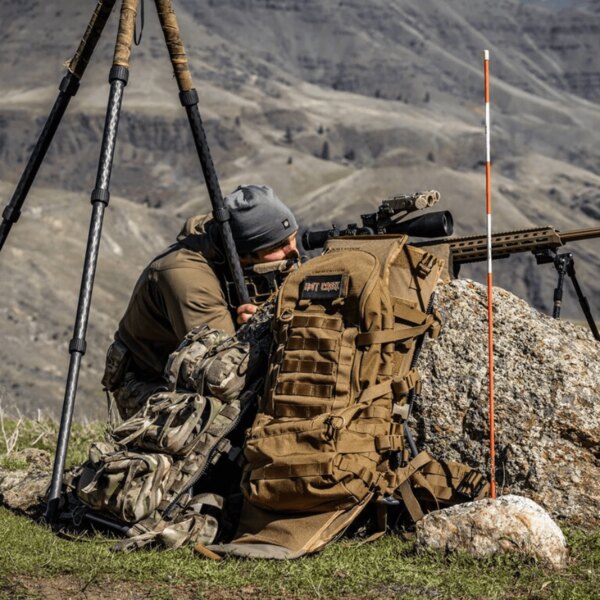 Odtřelovač při přesné střelbě s taktickým batohem Mission Assault Eberlestock® V rámci EMOD systému. Zdroj: eberlestock.com, Rigad